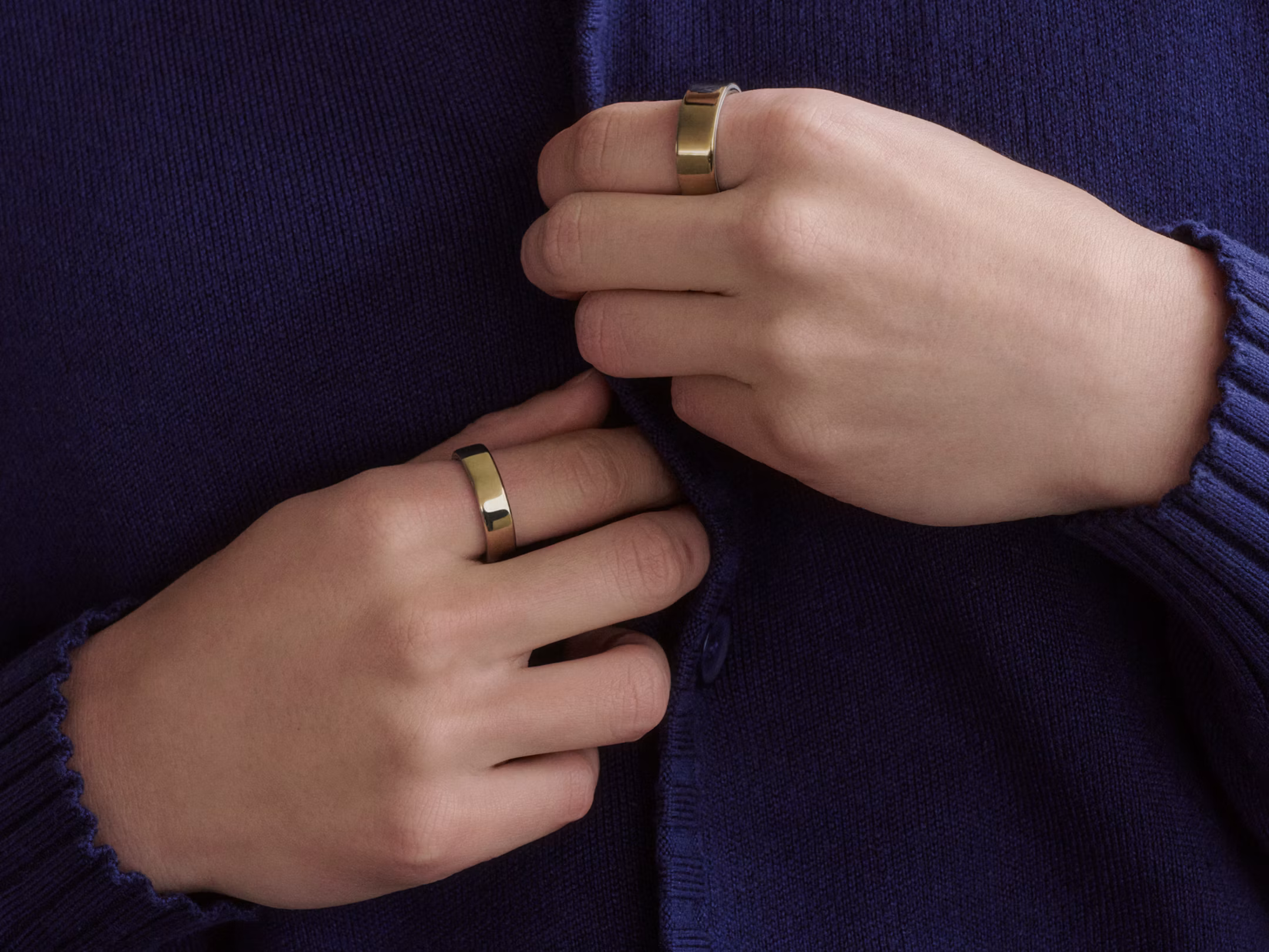 Image of person wearing an Oura Ring 4 on their left hand and an Oura Ring 5 on their right hand