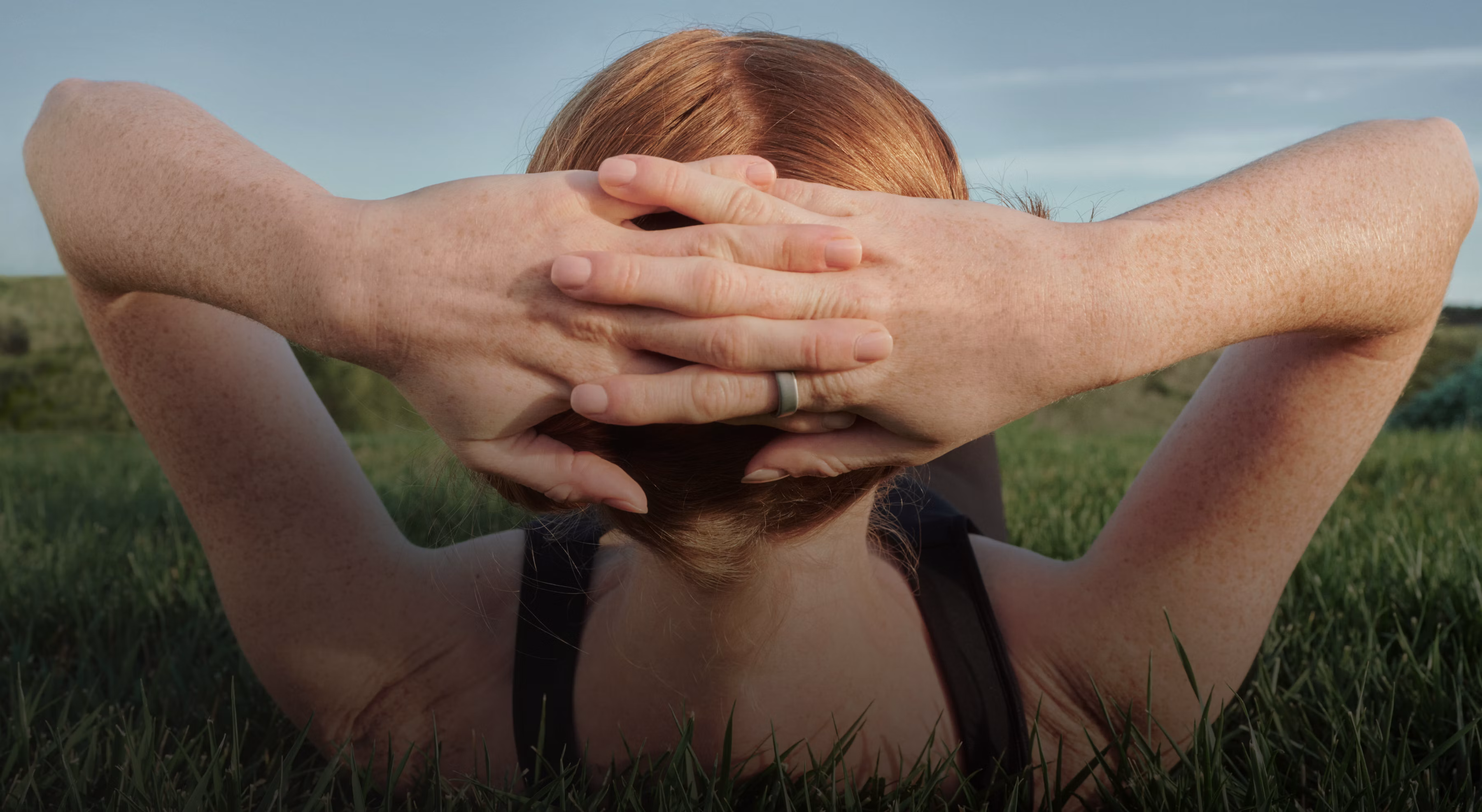 Woman doing a curl up wearing an Oura Ring 5