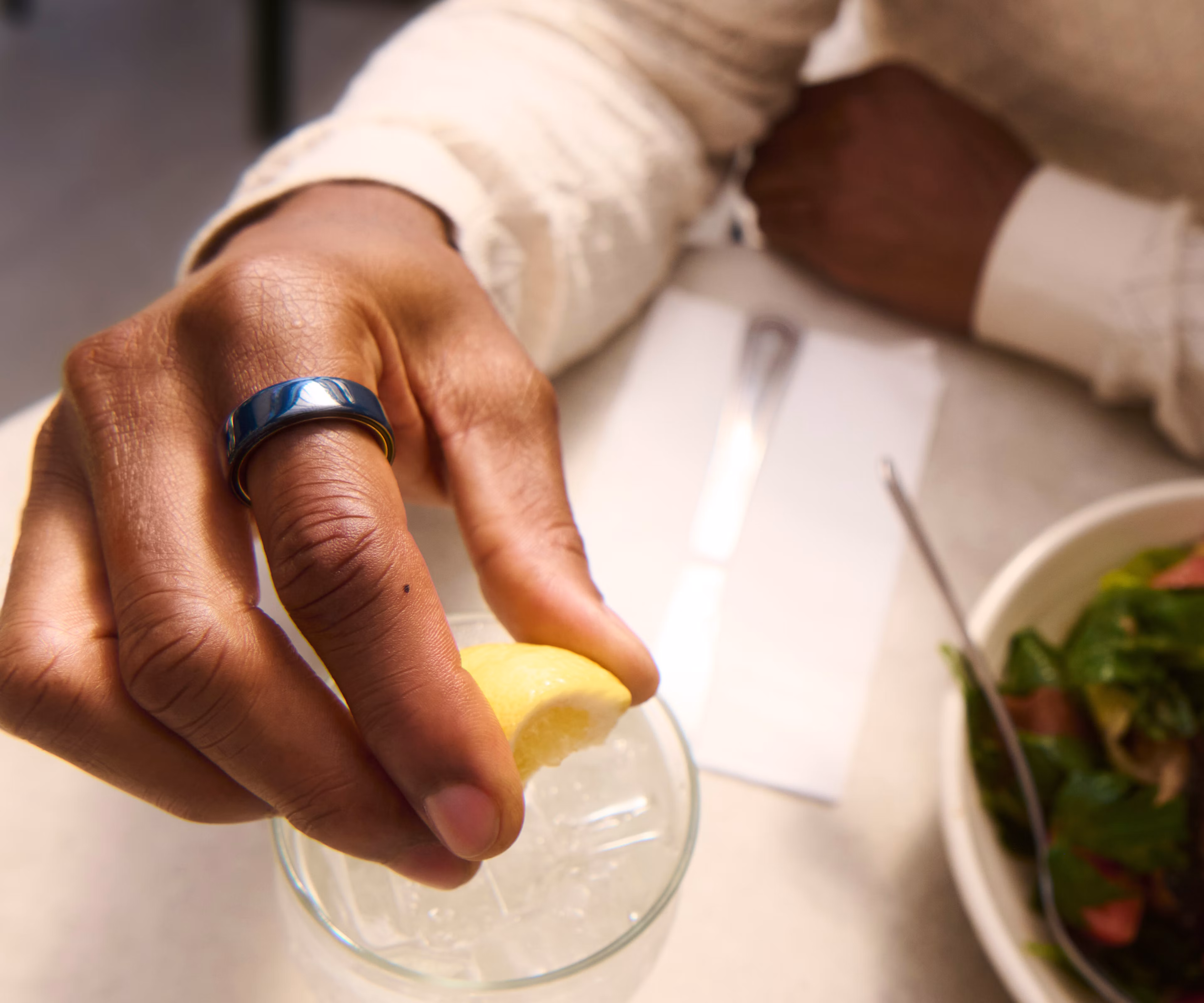 Close up of a person's hand with a Midnight Oura Ring 4 Ceramic on their finger